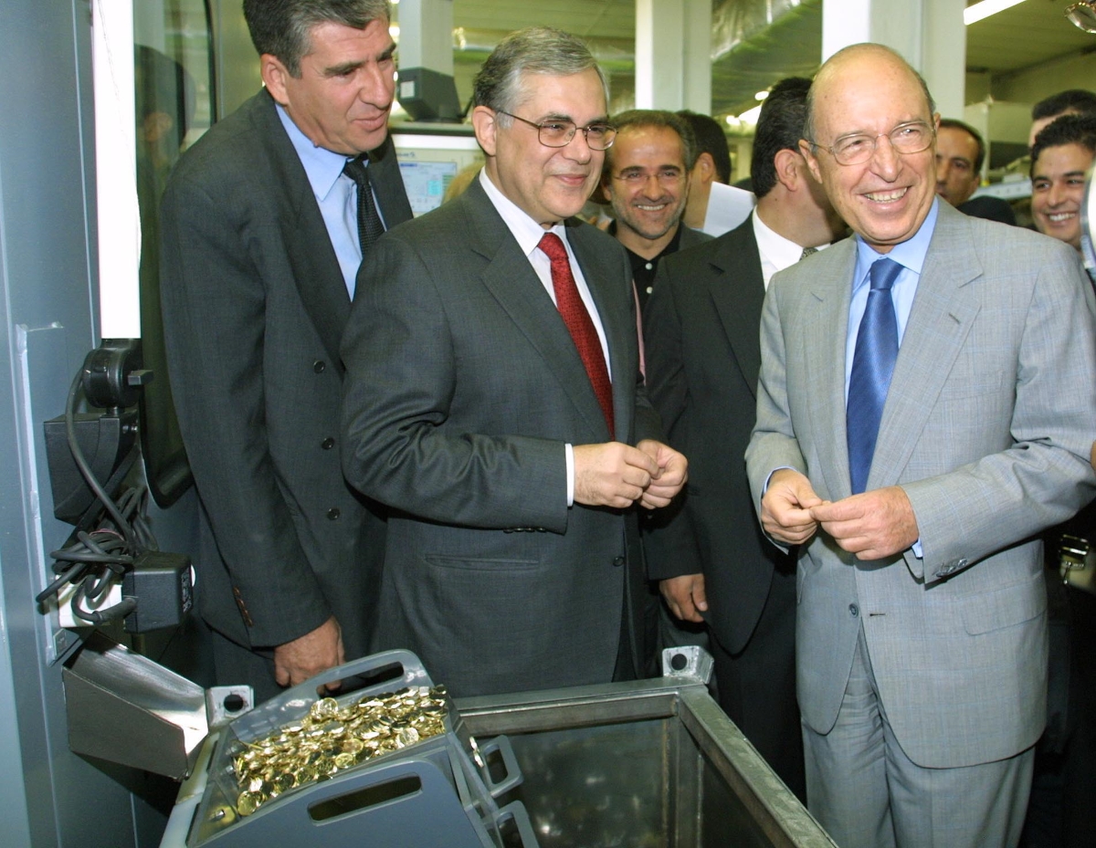 Ο τότε πρωθυπουργός Κώστας Σημίτης επισκέπτεται το 2001 το Εθνικό Νομισματοκοπείο και βλέπει τα ευρώ στην παραγωγή τους - Photo: EUROKINISSI