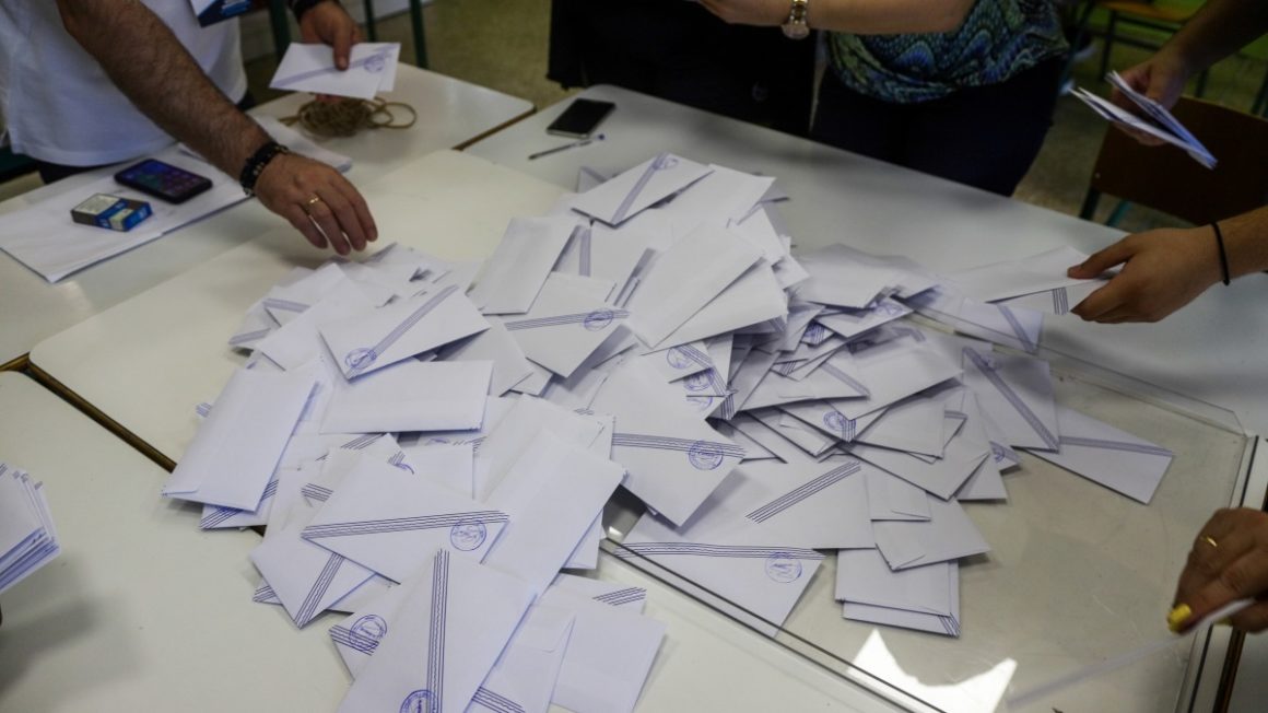 Εκλογές 2023: Κοσμοσυρροή στα εκλογικά κέντρα του εξωτερικού – Πάνω από 22.000 Έλληνες συμμετέχουν στην ψηφοφορία