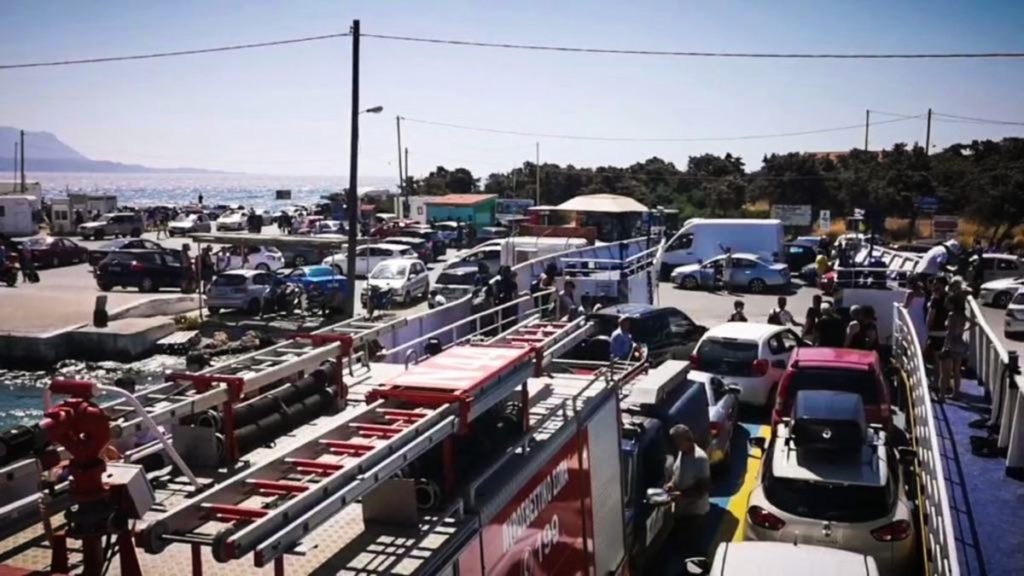 Ελαφόνησος: Οχηματαγωγά μεταφέρουν πυροσβεστικά οχήματα στο νησί