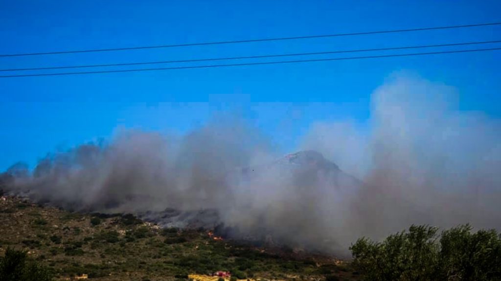 Ελαφόνησος: Αναζωπυρώθηκε η πυρκαγιά