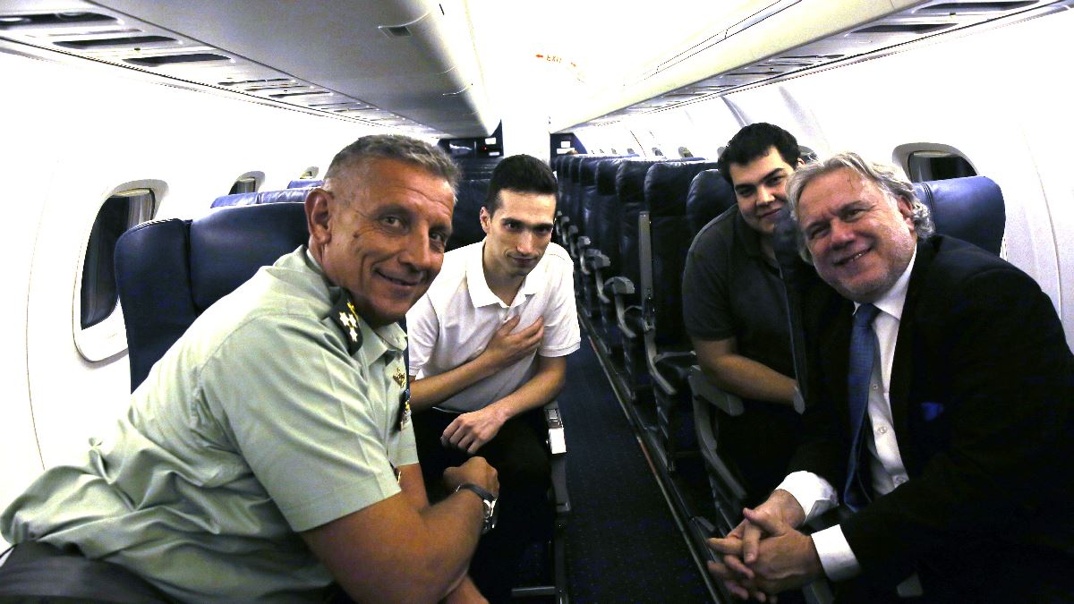 Οι δύο στρατιωτικοί στο αεροπλάνο που τους μετέφερε πίσω στην Ελλάδα. Μαζί τους ο αναπληρωτής υπουργός Εξωτερικών Γιώργος Κατρούγκαλος και ο υπαρχηγός του ΓΕΣ, Κωνσταντίνος Φλώρος