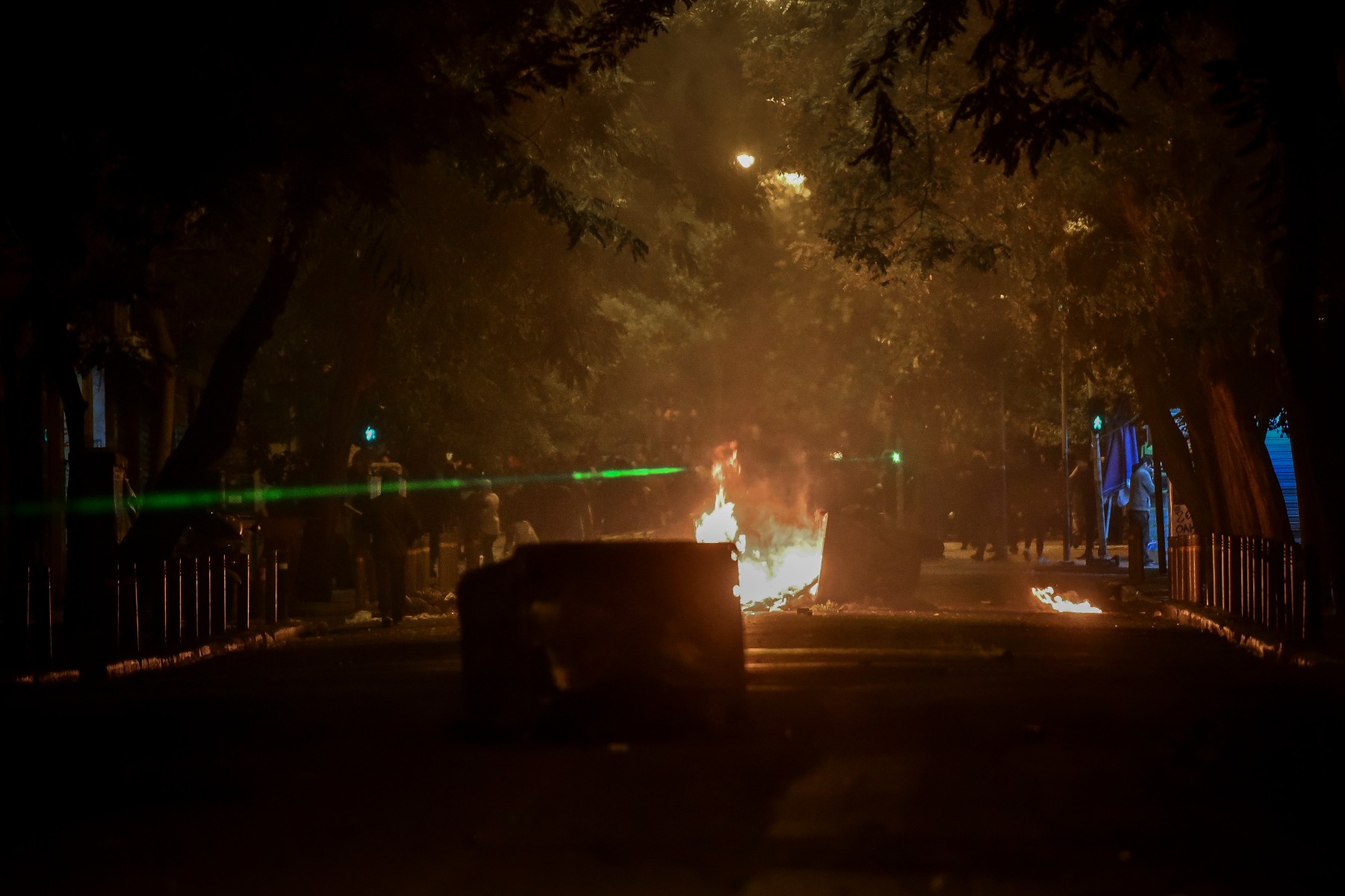 Φωτιές στη Στουρνάρη και τους δρόμους γύρω από το Πολυτεχνείο