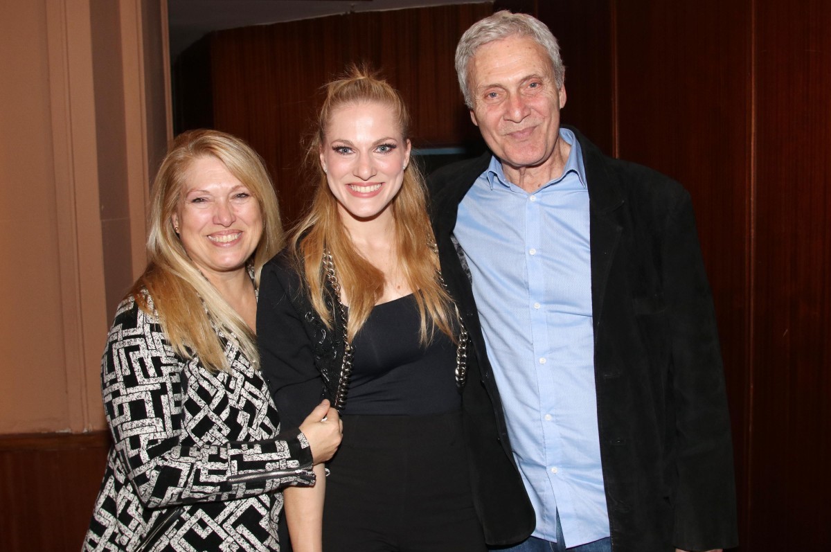 Η Σάρα Εσκενάζη, που συμμετέχει στην παράσταση, με τους γονείς της, Μαίρη και Αλμπέρτο - Photo: NDP