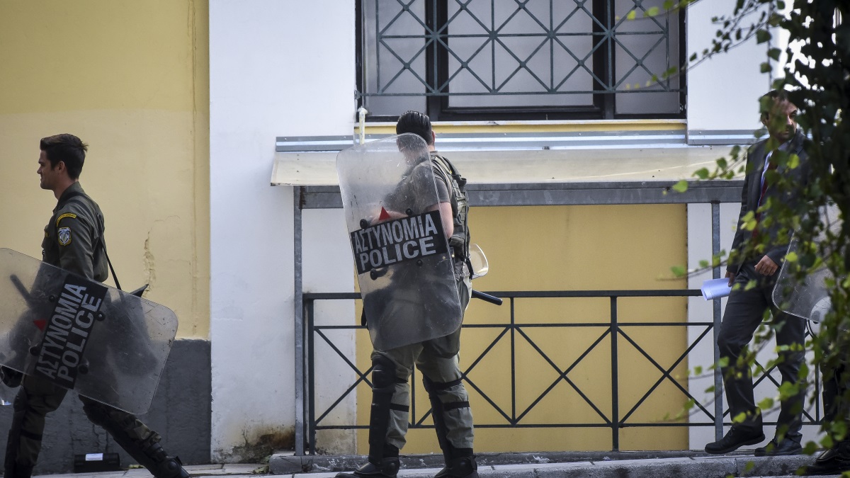 Ευελπίδων: Συμπλοκή αστυνομικών και αντιεξουσιαστών στο Πρωτοδικείο