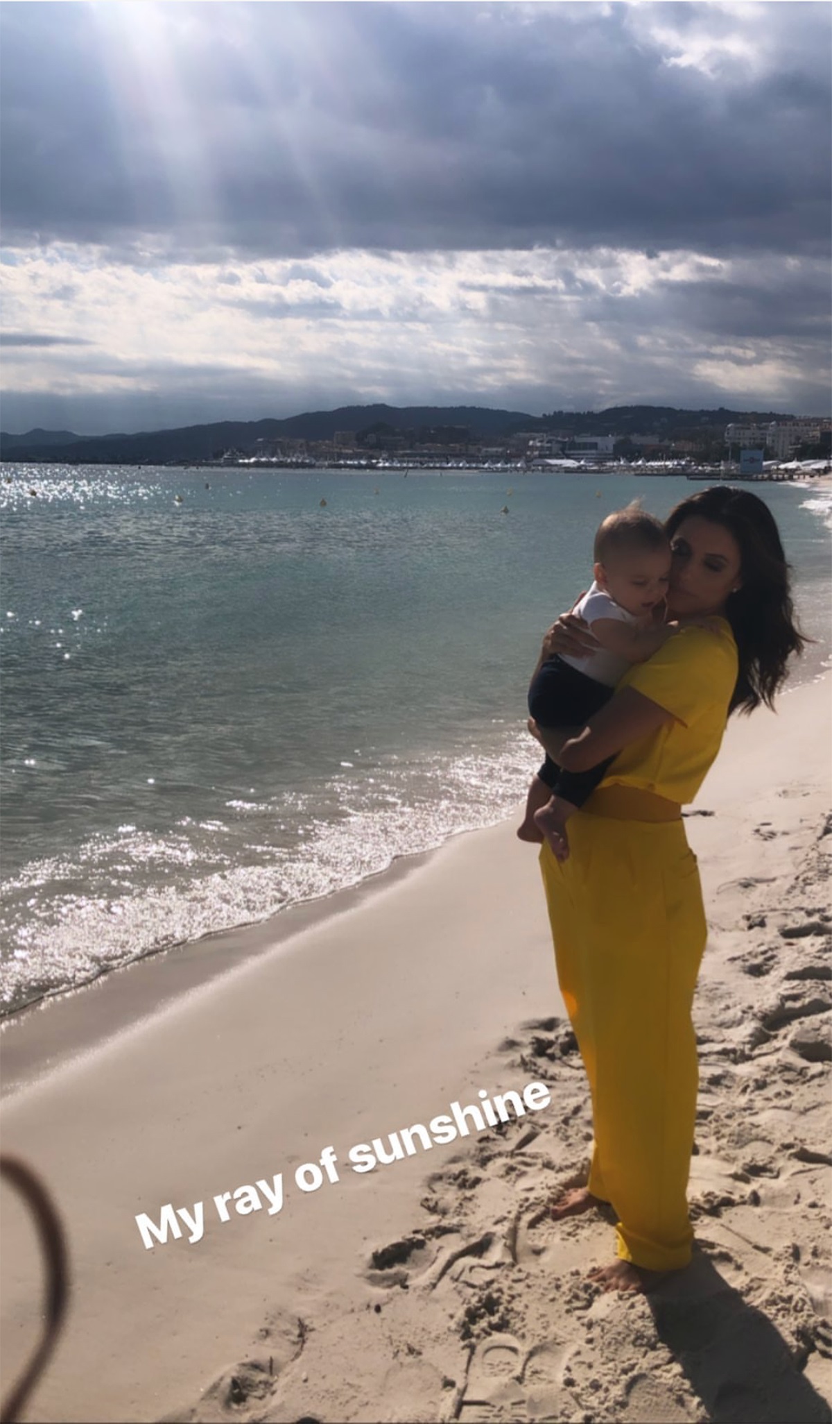 Η Eva Longoria χαρακτήρισε «ηλιαχτίδα» τον 10 μηνών γιο της