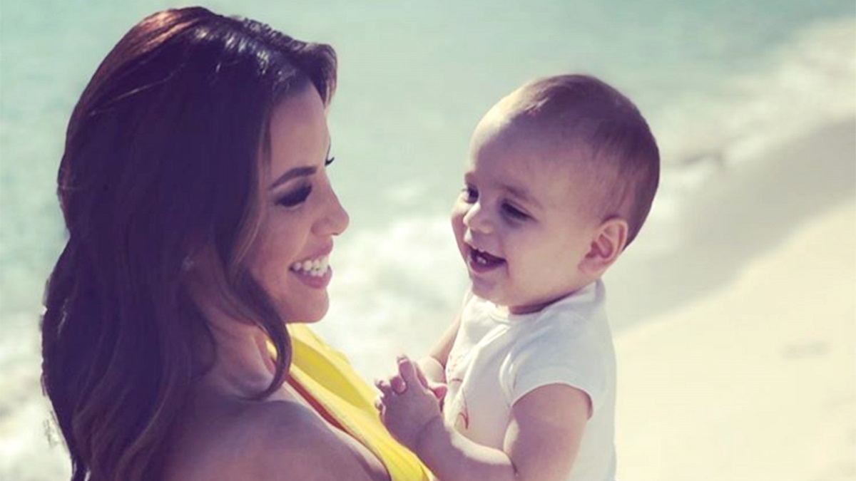 Eva Longoria: Με τον 10 μηνών γιο της στις Κάννες