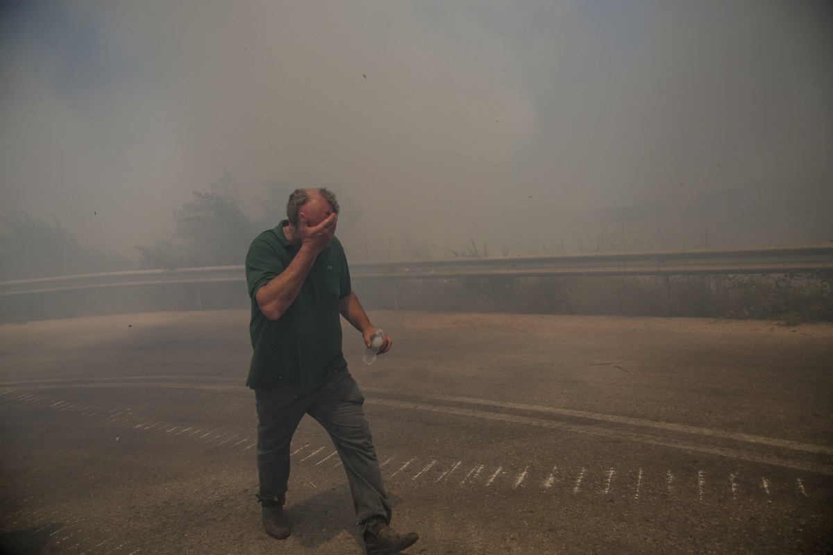 Πυρκαγιά στην Ελαφόνησο – Εκκενώθηκαν κατασκήνωση και κάμπινγκ
