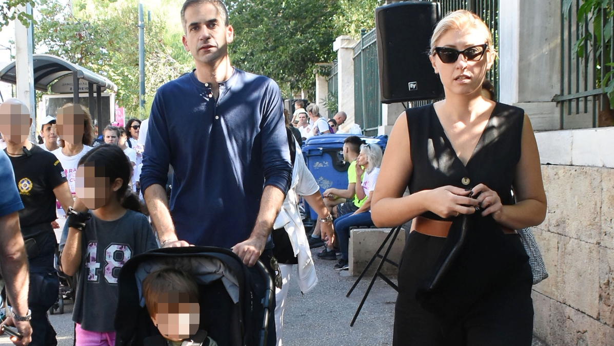 Σία Κοσιώνη – Κώστας Μπακογιάννης: Βόλτα με τα παιδιά τους στην Αθήνα
