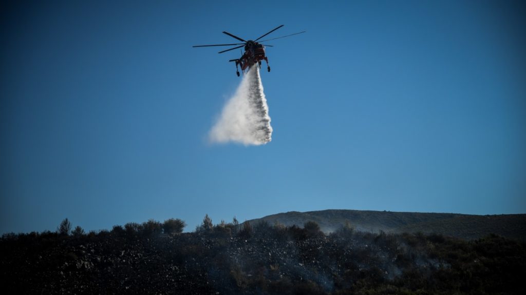 Πυρκαγιά στην Αρτέμιδα – Βίντεο από την εκκένωση σπιτιού