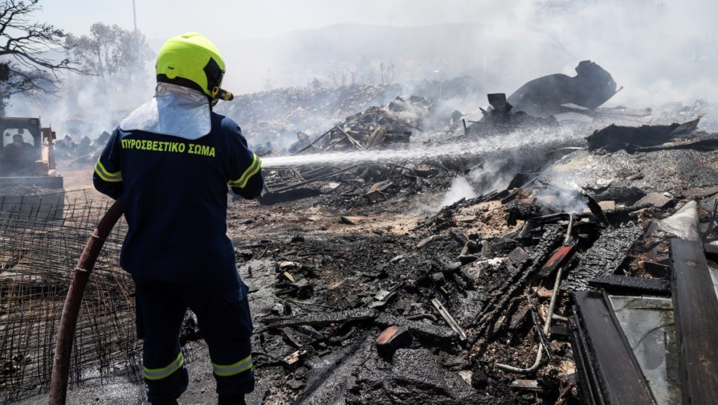 Σάμος: Εκκενώθηκαν ξενοδοχεία και σπίτια λόγω της φωτιάς