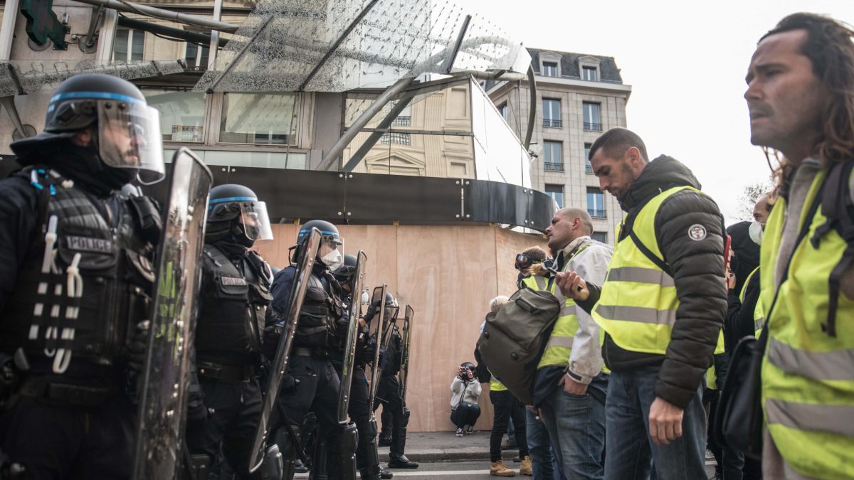 Γαλλία: Εμπόλεμη ζώνη θύμισαν οι δρόμοι μεγάλων πόλεων