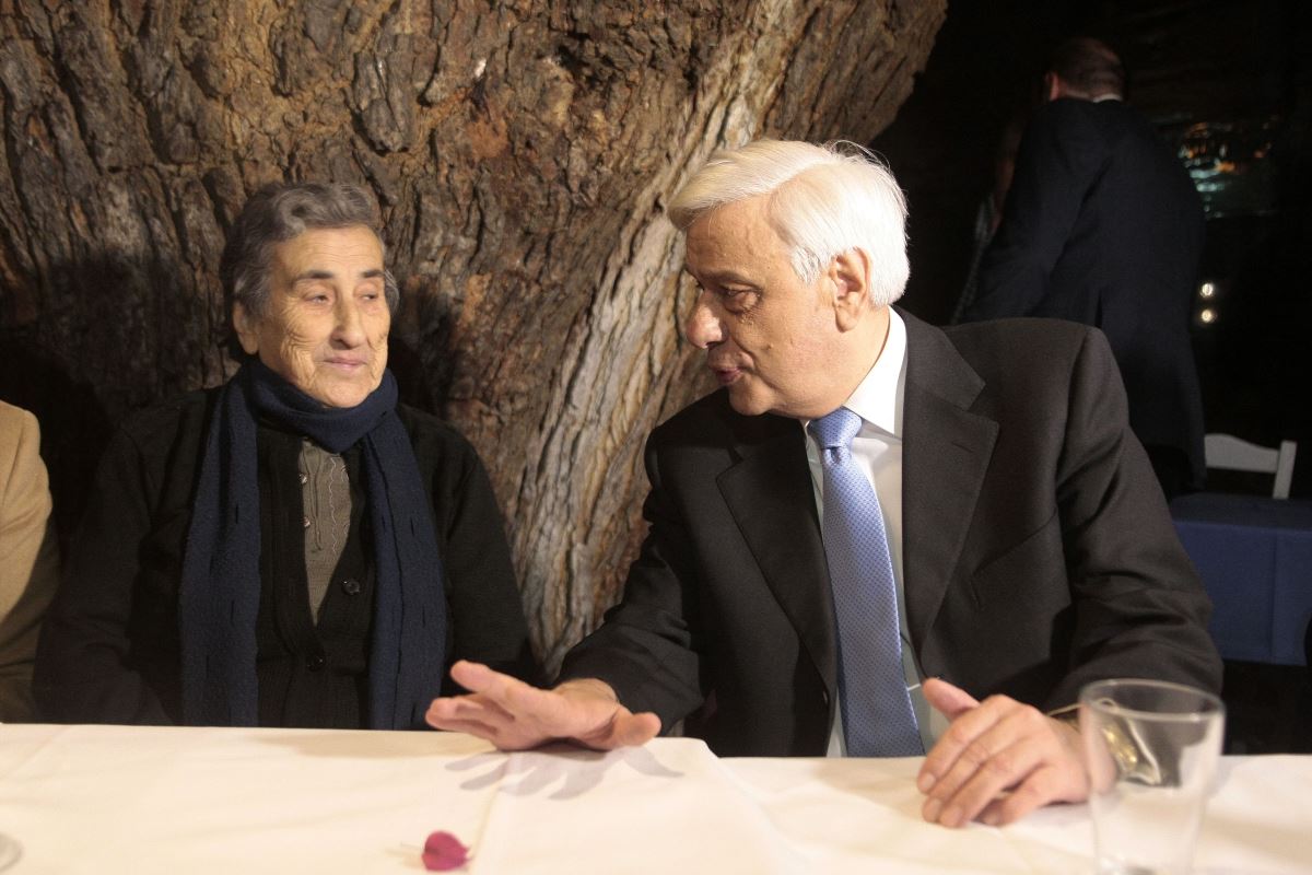 Ο πρόεδρος της Δημοκρατίας με τη γιαγιά Μηλίτσα στην επίσκεψή του στη Συκαμνιά το 2015 - Photo Eurokinissi