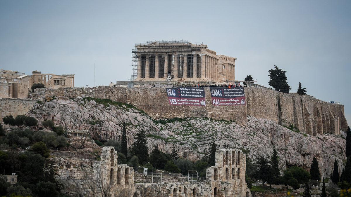 ΚΚΕ: Ανάρτησε γιγαντοπανό στην Ακρόπολη