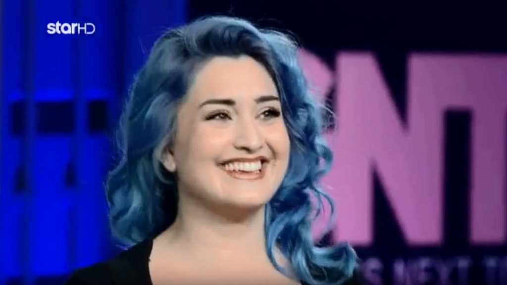 GNTM 2: Η “χυμώδης” υποψήφια με τα μπλε μαλλιά που κέρδισε τους κριτές