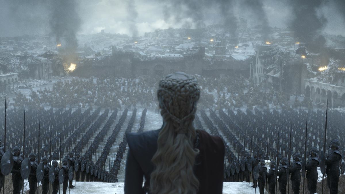 Emilia Clarke: “Έβλεπα video με λόγους του Hitler για χάρη του Game of Thrones”