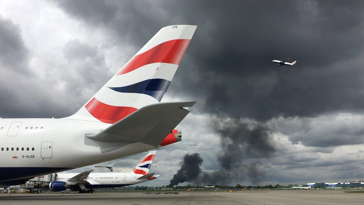 Βρετανία: Μεγάλη πυρκαγιά κοντά στο Heathrow