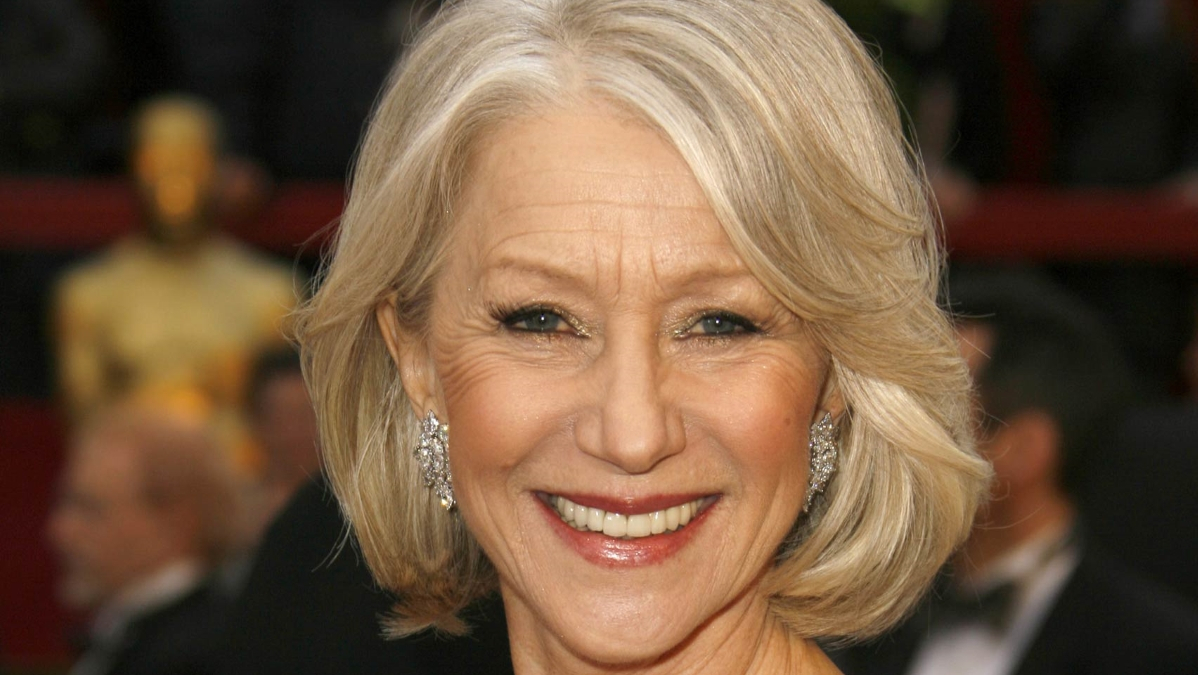 Helen Mirren: Η “αυτοκρατορική” άφιξη στο κόκκινο χαλί