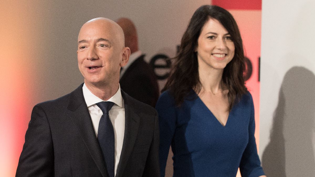 Jeff Bezos: Πήρε διαζύγιο και με τον νόμο