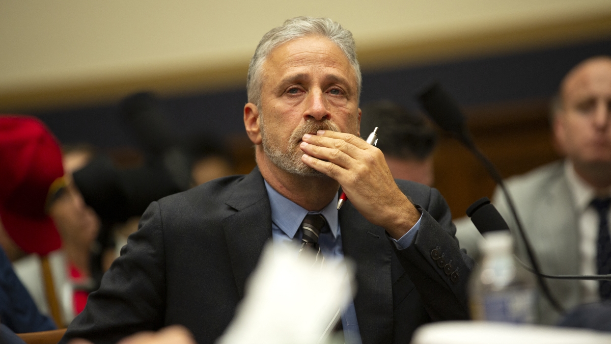 Συγκλονιστικός ο Jon Stewart προς τους Αμερικανούς Γερουσιαστές: “Θα έπρεπε να ντρέπεστε”