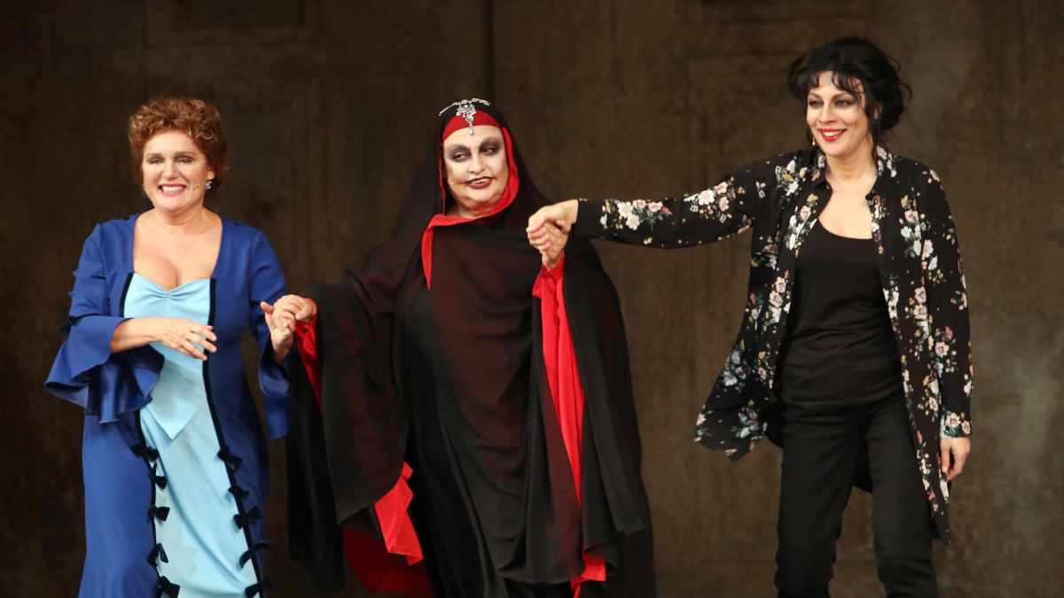 Μαρία Καβογιάννη, Μίρκα Παπακωνσταντίνου και Σμαράγδα Καρύδη στις «Μάγισσες της Σμύρνης» - Photo: NDP
