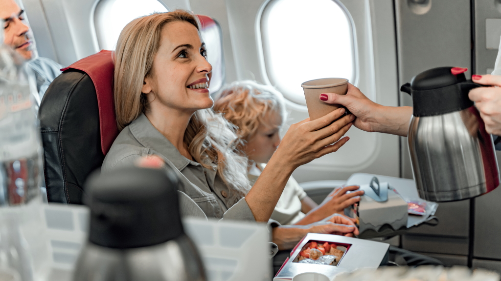 Σας έκαψε ο καφές που χύθηκε στο αεροπλάνο; Η αεροπορική εταιρεία οφείλει να σας αποζημιώσει!
