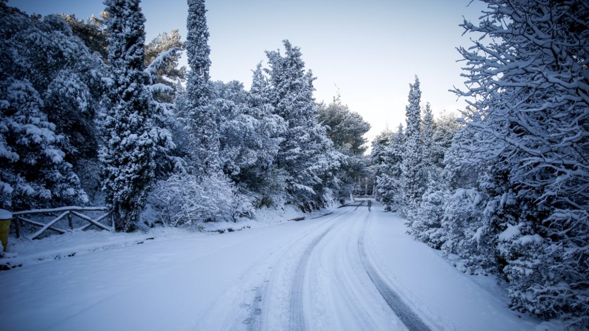 Carmel: Χιονίζει στην Πάρνηθα! Κλειστοί δρόμοι στην Αττική