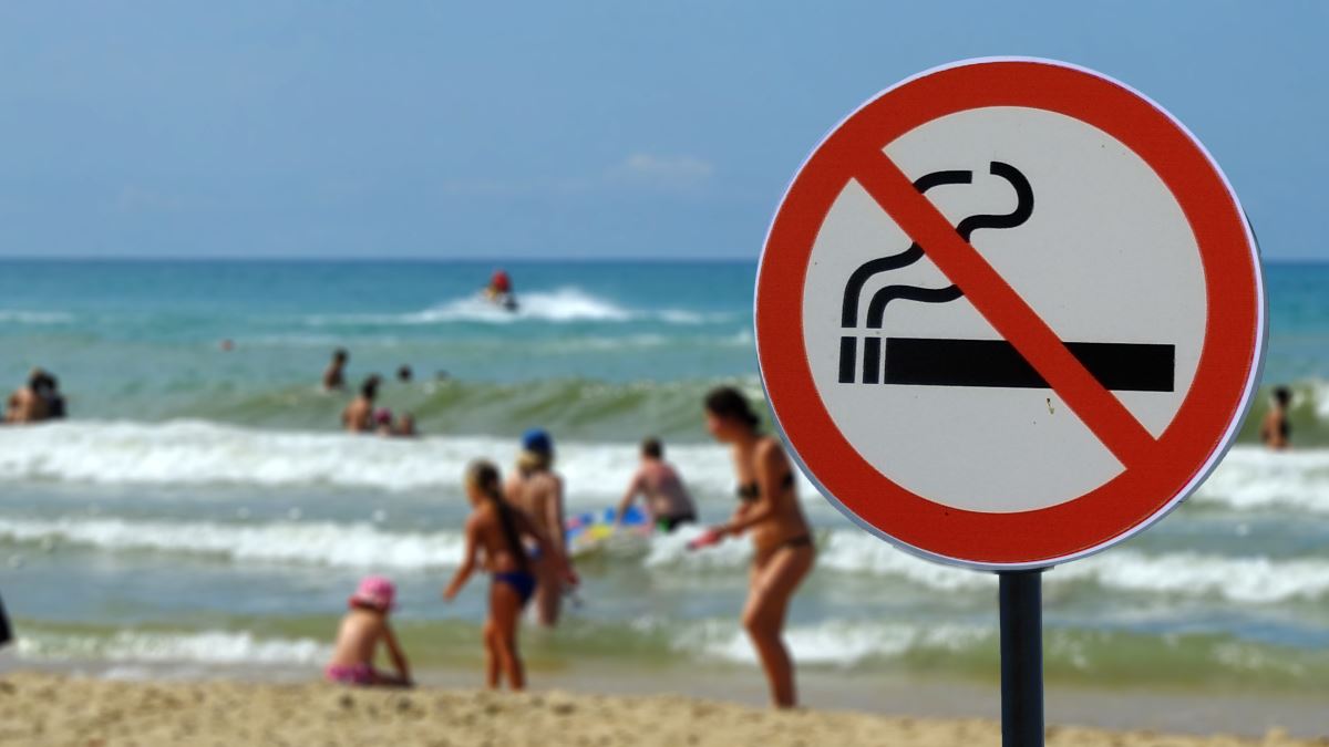 Και όμως, απαγορεύεται το κάπνισμα σε διάσημες παραλίες της Ευρώπης!
