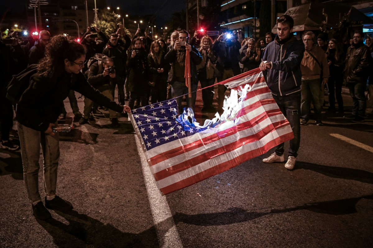 Διαδηλωτές καίνε την αμερικανική σημαία