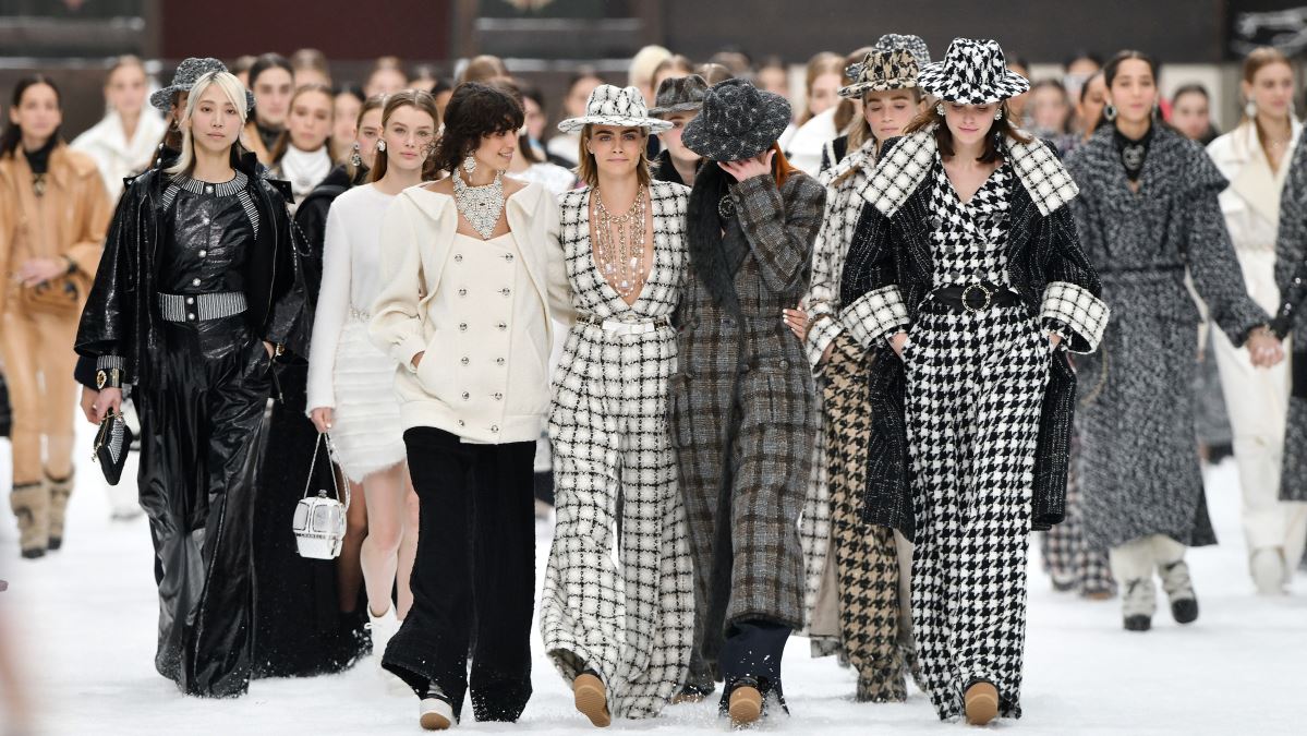 Karl Lagerfeld: Με δάκρυα τον αποχαιρέτησαν στο χειμερινό ντεφιλέ του οίκου Chanel