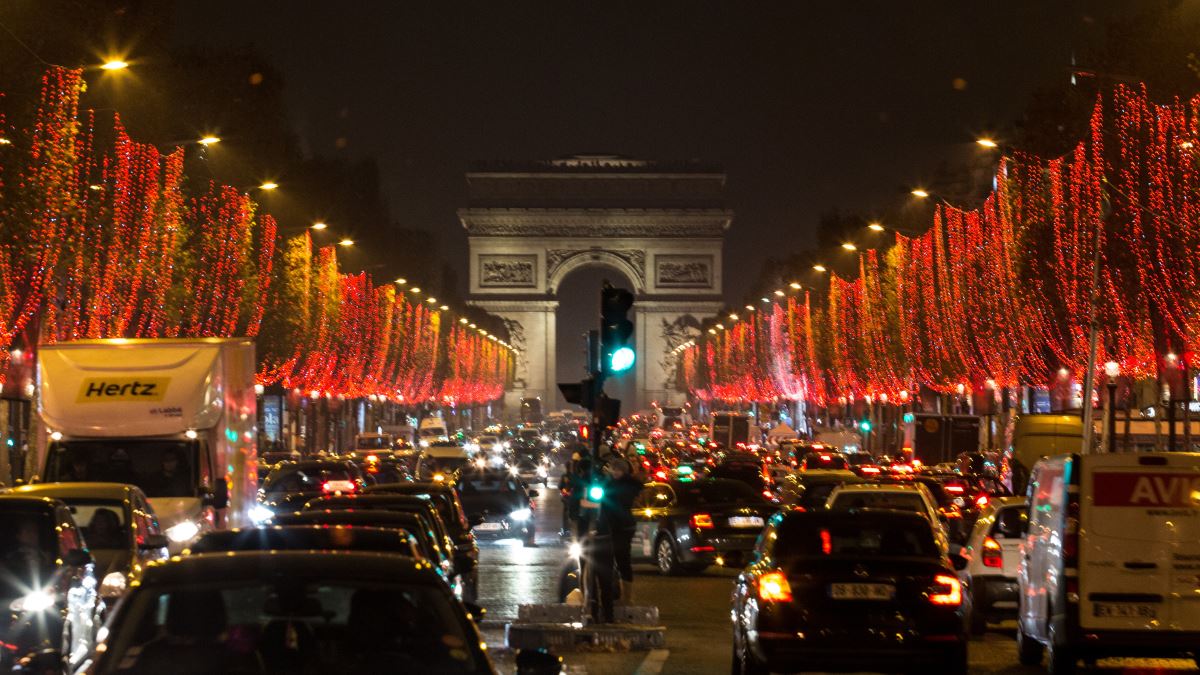 Karl Lagerfeld: Έφερε τα Χριστούγεννα στο Παρίσι