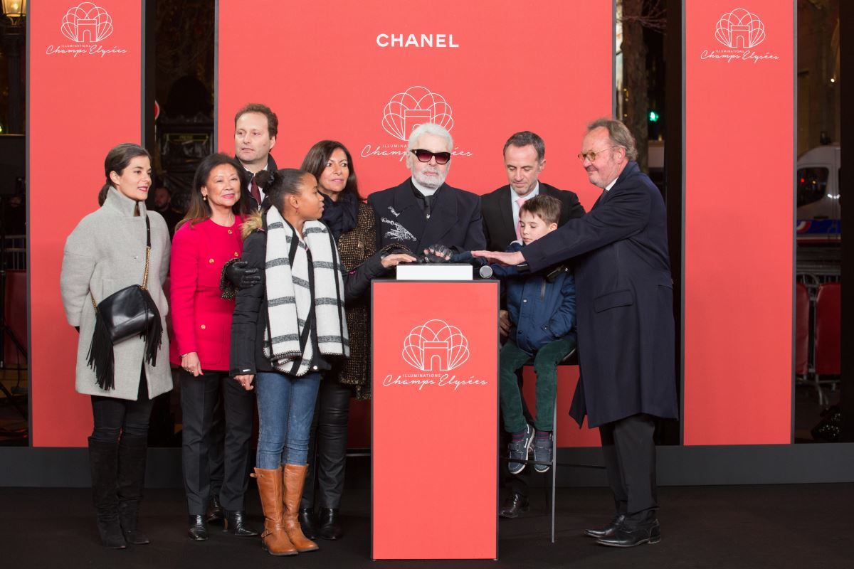 Η δήμαρχος του Παρισιού, Anne Hidalgo δίπλα στον Karl Lagerfeld, τη στιγμή που πατούν το κουμπί για τη φωταγώγηση των Champs Elysees- Photo: Abaca Press