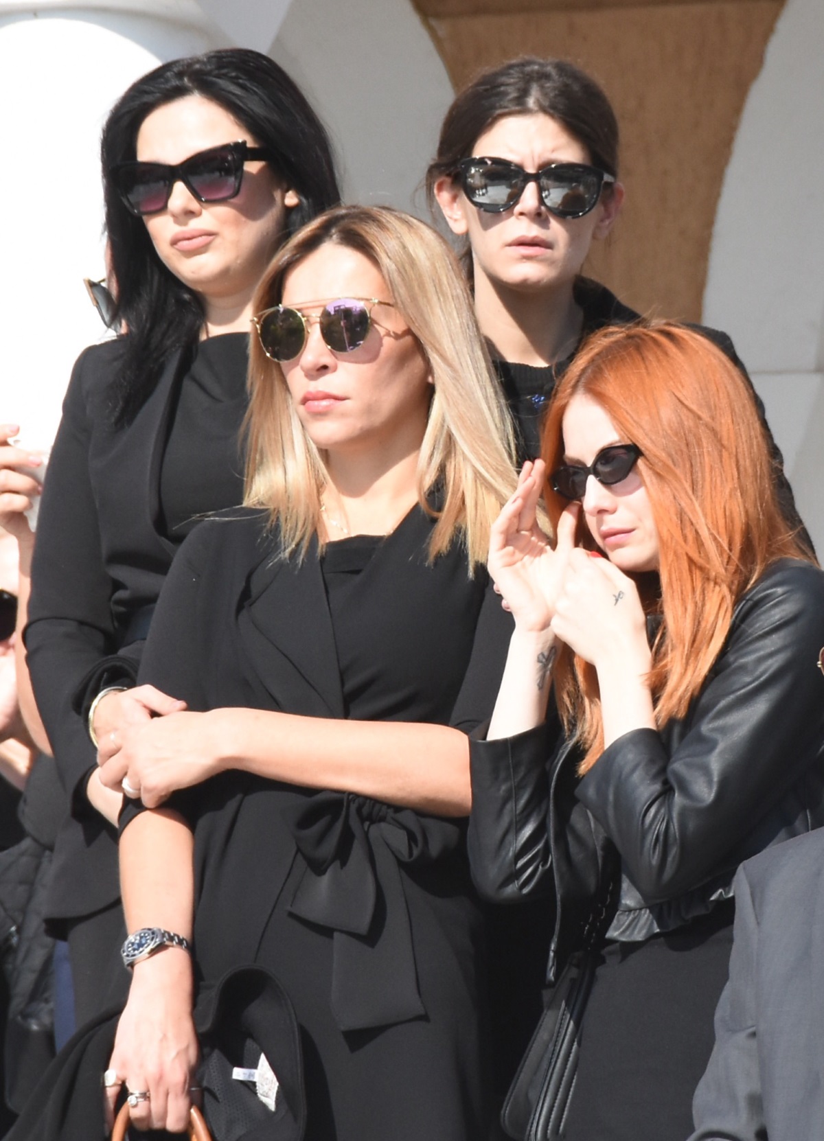 Η Κατερίνα Πλούμη, η Αμάντα Μανωλάκου, η Τάμτα Μαστοράκη και η Έφη Αναγνωστοπούλου στην κηδεία του Γιάννη Μακρή - Photo: NDP