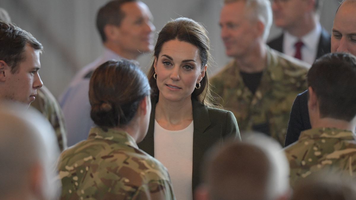 Η Δούκισσα Kate συνομιλεί με γυναίκα στρατιώτη στην Κύπρο - Zuma Press