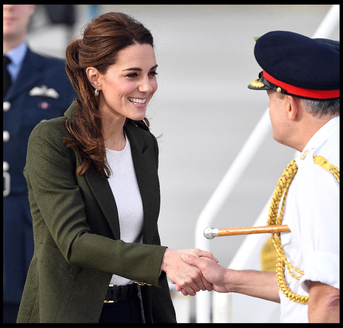 Αξιωματικός της βρετανικής βάση στο Ακρωτήρι υποδέχεται την Δούκισσα Kate