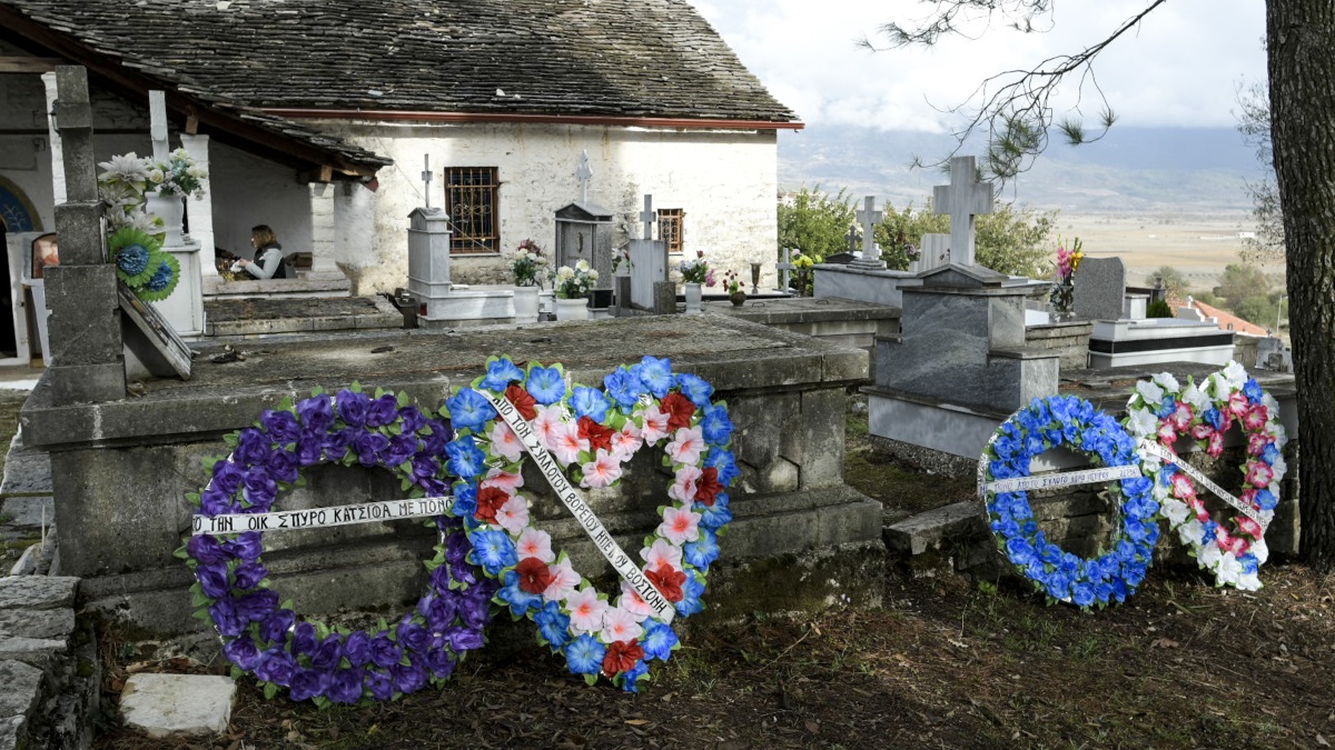 Στέφανα στη μνήμη του Κωνστανίνου Κατσίφα ανήμερα της κηδείας του στις Βουλιαράτες