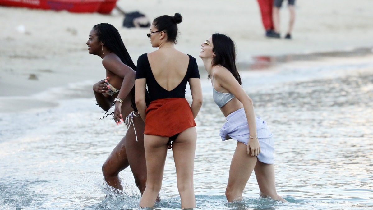 Kendall Jenner: Τα παιχνίδια της στα νερά της Μυκόνου