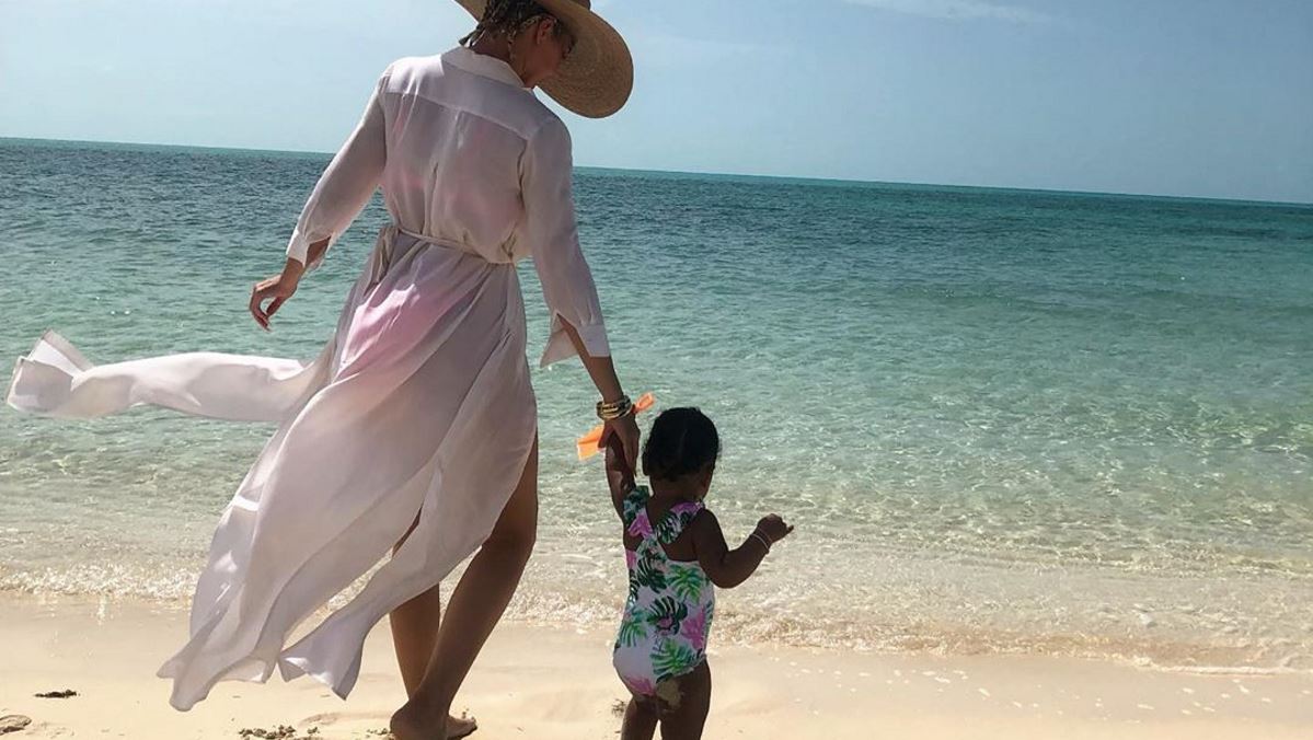 Khloe Kardashian: Για διακοπές στην Καραϊβική με την κόρη της