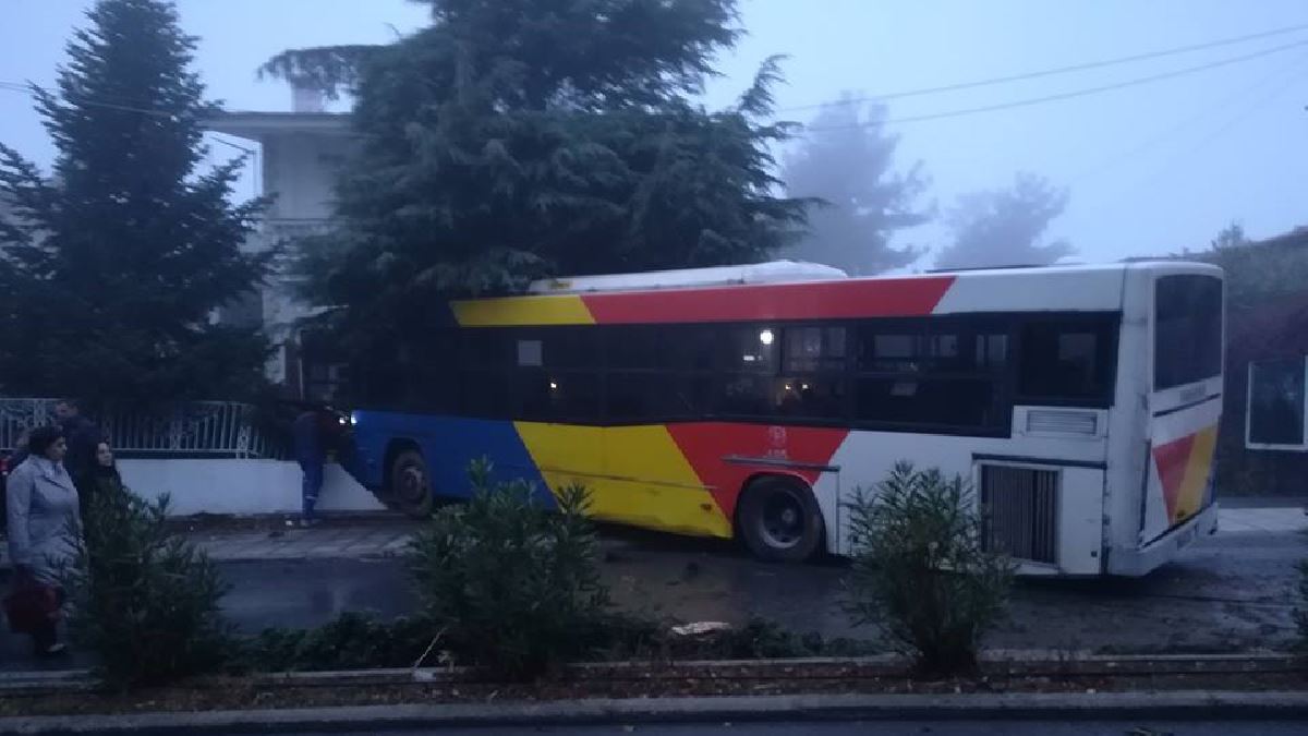 Λεωφορείο του ΟΑΣΘ προσέκρουσε σε περίφραξη σπιτιού