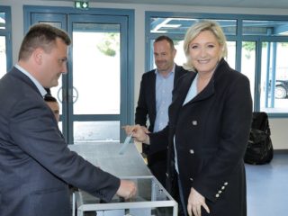 Εκλογές στη Γαλλία: Προηγείται το ακροδεξιό κόμμα της Λεπέν