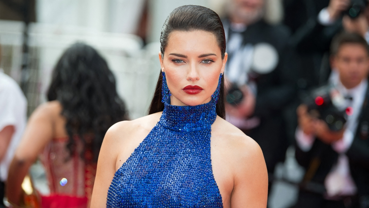 Adriana Lima: Ολόγυμνη σε προχωρημένη εγκυμοσύνη, ποζάρει για γνωστό περιοδικό