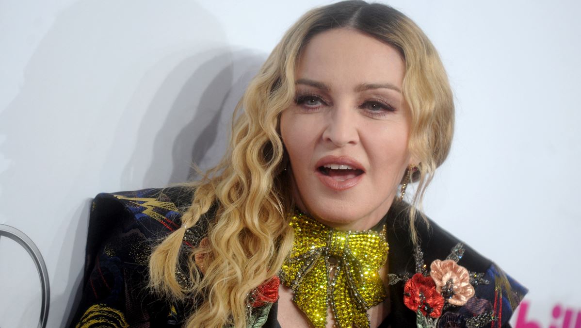 Madonna: Με πατερίτσες στην πορεία για τη δολοφονία του George Floyd