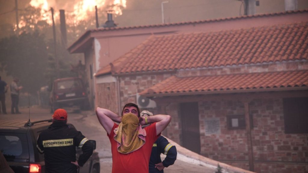 Εύβοια: Η φωτιά έχει μπει στο χωριό Μακρυμάλλη
