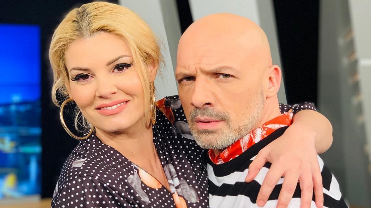 Η Μαρία Κορινθίου στον Νίκο Μουτσινά: «Το να γίνω ξανθιά ήταν τίμιο απέναντι στον ρόλο»