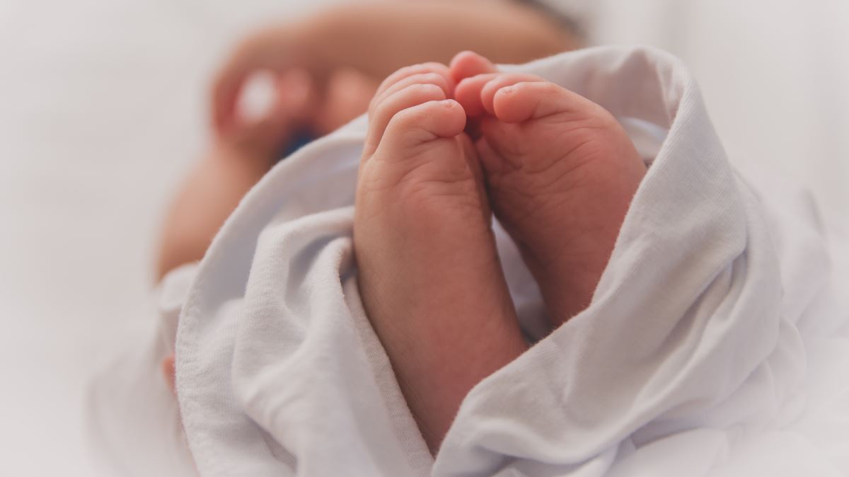 Νοσοκομείο “Αττικόν”: Γυναίκα με κορονοϊό γέννησε αγοράκι!