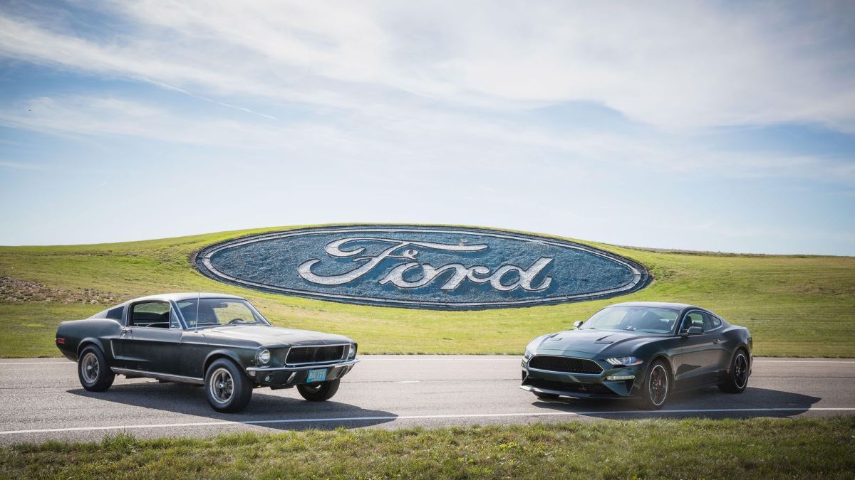 Αριστερά η παλιά Mustang Bullitt του 1968 και δεξιά το νέο της ολοκαίνουργιο μοντέλο Bullitt 2019