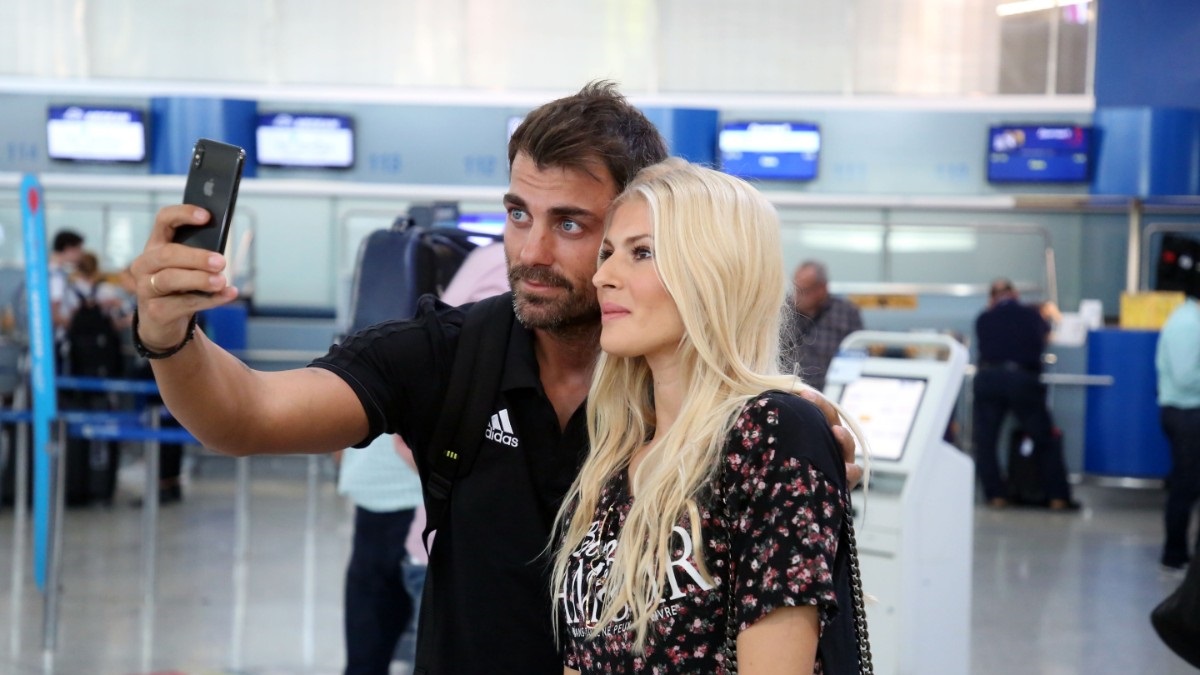 Στέλιος Χανταμπάκης και Όλγα Πηλιάκη σε μια selfie αποχαιρετισμού στο αεροδρόμιο - Photo: NDP