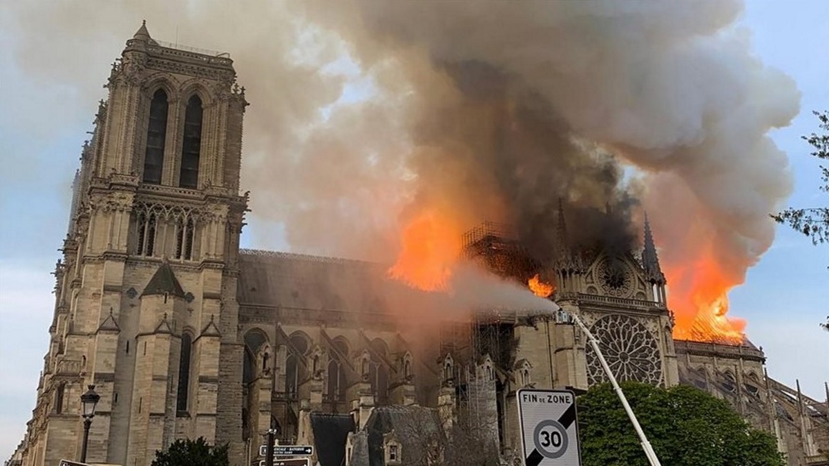 Παναγία των Παρισίων: Κατέρρευσαν η στέγη και το ρολόι από την πυρκαγιά