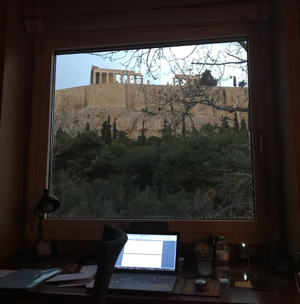 Το παράθυρο με θέα της Μιρέλλας Παπαοικονόμου