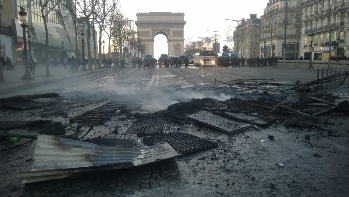 Γαλλία – “Κίτρινα Γιλέκα”: Λεηλασίες και τραυματίες σε νέες ταραχές στο Παρίσι