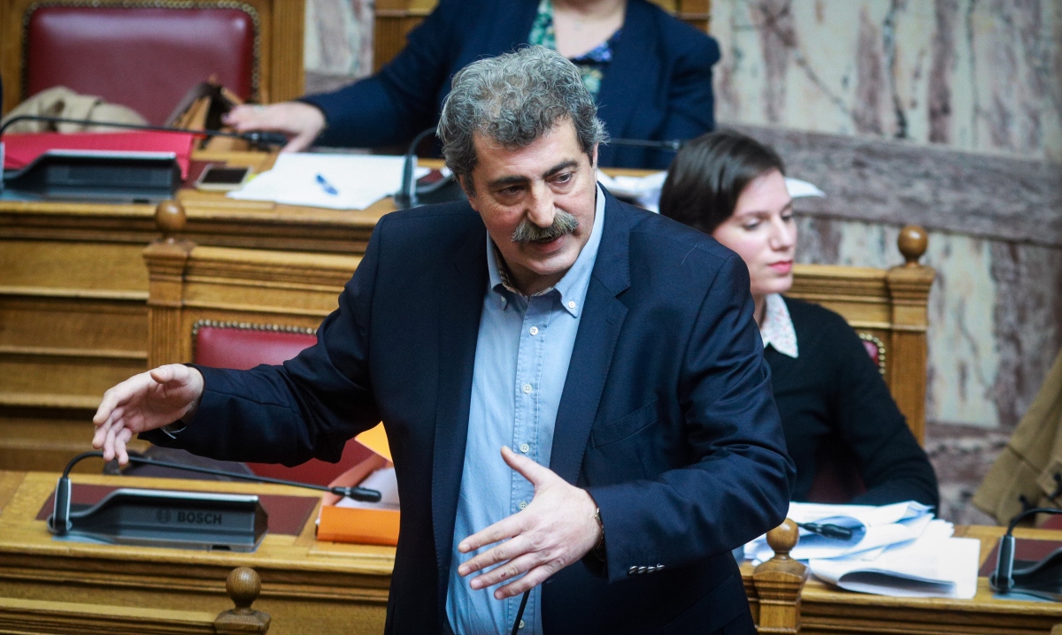 Παύλος Πολάκης: Απάντησε με μια κούτα έγγραφα για τα σκάνδαλα στη Βουλή